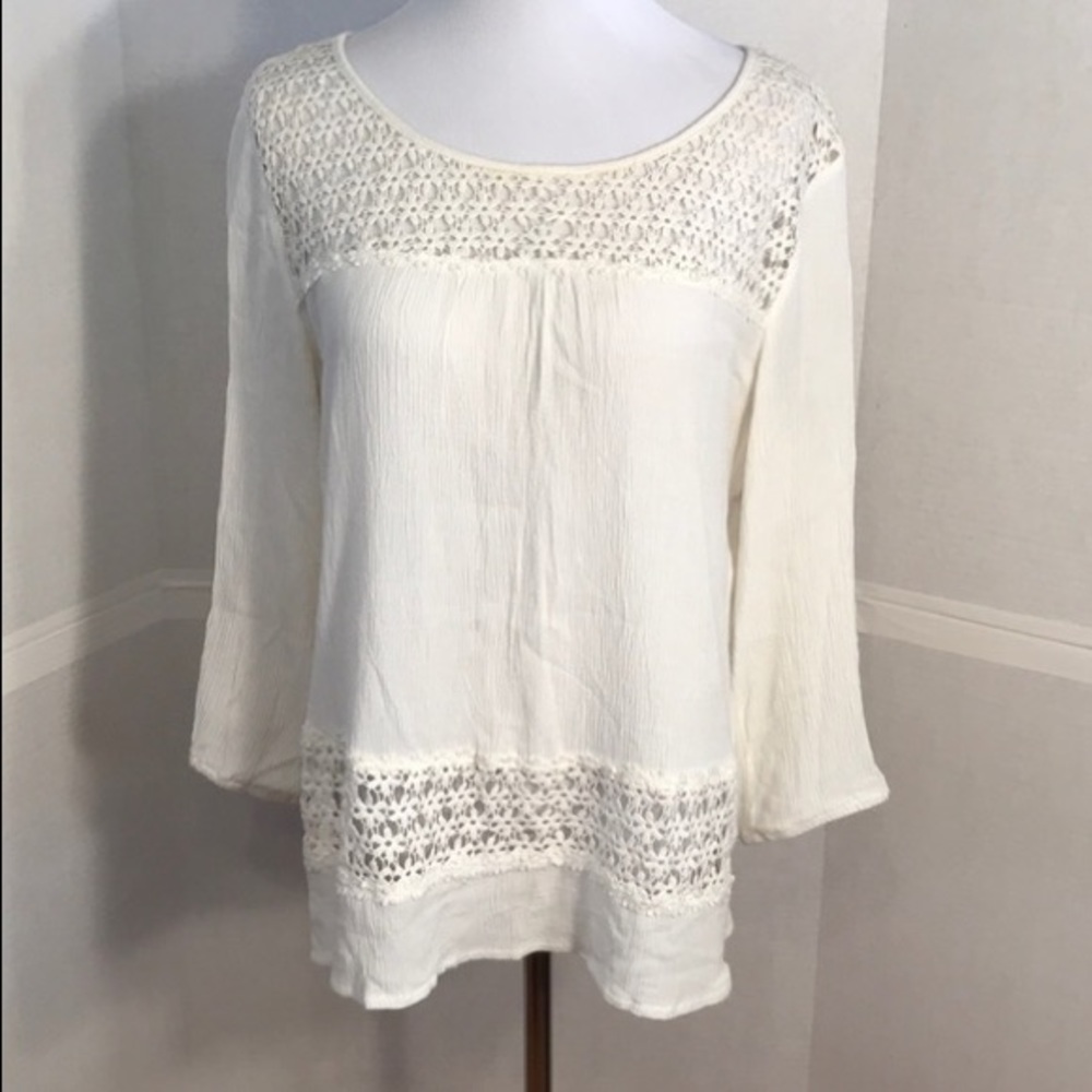 Solitaire white lace accent 3/4 sleeved top, Sz L